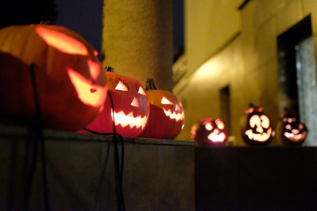 Halloween Politechniki Białostockiej
To impreza dla studentów każdego z wydziałów uczelni, a także osób, które już nie studiują. Odbędzie się 26 października w Rokoko 2.0, ul. Legionowa. Początek o godz. 21. Wstęp 5 zł. 

Zumbowe Halloween
Na wszystkich, którzy zapiszą się na zajęcia, które odbędą się 28 października o godz. 15 w  Studiu  tańca Max Dance (Aleja Piłsudskiego 8/1) czekać będzie loteria z nagrodami - bony do restauracji i na zabiegi kosmetyczne oraz konkurs na najlepszy kostium halloweenowy. Udział w zajęciach kosztuje 30 zł. Obowiązują wcześniejsze zapisy.

Halloween w Studiu Feniks
Odbędzie się 28 października. W repertuarze zajęć przewidziano upiorną salsę i upiorną bachatę.  Na osoby, które przyjdą w najciekawszych przebraniach, czeka nagroda. Zajęcia rozpoczną się o godz. 21 w Studiu Tańca Fenix (ul. Poleska 85).

Maratony Halloween w Heliosach
Horrory będą wyświetlane we wszystkich kinach Helios w Białymstoku 27 i 31 października od godz. 23 do rana. Fani kina grozy będą mięli do wyboru dwa zestawy filmowe. W ramach pierwszego wyświetlone zostaną:  „Slumber”, „Krucyfiks”, „Mroczna Pieśń” i „Redwood”.  Natomiast w ramach drugiego zestawu będzie można zobaczyć: „Dead awake”, „To przychodzi po zmroku”, „Męczenników” i „Co się wydarzyło w Gracefield”. 
Bilet ulgowy na seans  kosztuje 32 zł, zaś normalny - 36 zł. 

TU KLIKNIJ I ZOBACZ: Stroje na Halloween 2017 - najciekawsze przebrania. Łapcie inspiracje! [ZDJĘCIA]