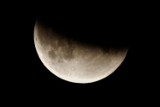 Częściowe zaćmienie Księżyca nad Bulwarem Nadwarciańskim w Koninie . (Zdjęcia) 