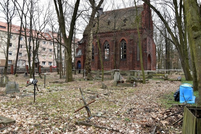 Zakład Komunalny ma projekt funkcjonalno-użytkowy rewitalizacji cmentarza przy ul. Wrocławskiej w Opolu. Plan zakłada m.in. odnowienie nagrobków, a także powstanie parku w północnej części cmentarza