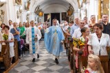 Poświęcenie bukietów z ziół i kwiatów w Bazylice w Trzebnicy. Dzisiaj obchodzimy święto Wniebowzięcia Najświętszej Maryi Panny  [ZDJĘCIA]