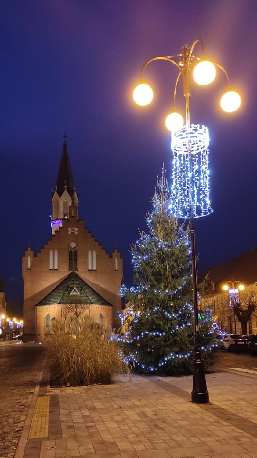 Nowy Staw. Świąteczne oświetlenie już ozdobiło ulice miasteczka. To znak, że za trzy tygodnie Boże Narodzenie 