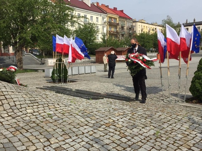 Skromne obchody 1 Maja w Ostrowcu. Kwiaty przy pomniku na Rynku [ZDJĘCIA] 