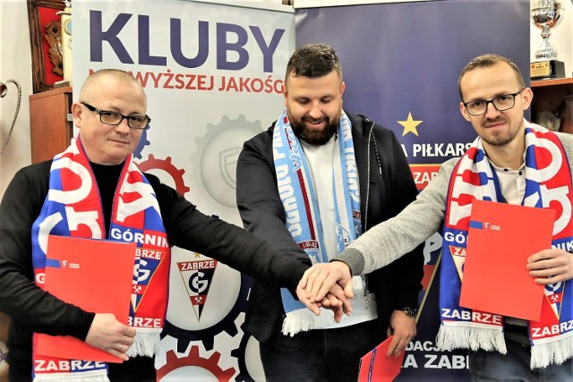 Prezes UKS Górnik Libiąż Dawid Chylaszek (z prawej) po podpisaniu umowy partnerskiej z Górnikiem Zabrze