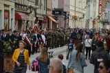 Święto Konstytucji 3 Maja w Rawiczu (2022). Pochód mieszkańców i delegacji przeszedł miastem [ZDJĘCIA]