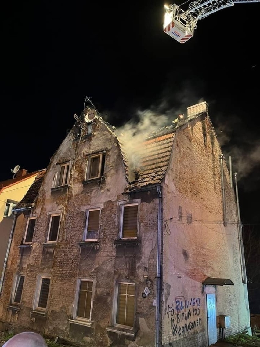 Pożar kamienicy przy ul. Wąskiej w Zielonej Górze gasiło 15...