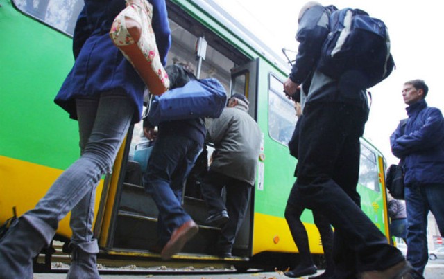 Ruch tramwajowy i autobusowy odbywać się będzie według świątecznego rozkładu jazdy z następującymi zmianami.

Komunikacja tramwajowa:
- zawieszone będą kursy linii tramwajowych 11 i 19,
- do godziny 14.00 zawieszone będzie kursowanie tramwajów linii 2, 8 i 15.

Komunikacja autobusowa:
- przez cały dzień nie będą kursowały autobusy linii: 46, 48, 50, 52, 63, 79, 83, 94, 97 i L,
- do godziny 14.00 zawieszone zostanie kursowanie autobusów linii: 60, 84, 85, 92 i 95,
- autobusy linii 68 do kursu z Podolan o 14.22 wydłużone będą do pętli Strzeszyn. Odjazdy ze Strzeszyna realizowane będą o 3 minuty wcześniej od rozkładowych odjazdów z Podolan,
- autobusy linii 86 do kursu o godzinie 14.20 z Kiekrza kursować będą w obu kierunkach przez pętle Psarskie,
- autobusy linii 81 i 84 kursować będą tylko do Rusa Szpital (bez wjazdu pod CH M1),
- autobusy linii nr 611 dojeżdżać będą tylko do pętli Luboń/Żabikowo (bez kursów do Auchan/Sycowska),
- autobusy linii nr 703 kursować będą bez wjazdów do Auchan/Sycowska (kursy przez ul. Głogowską).

Niedziela wielkanocna - 20 kwietnia