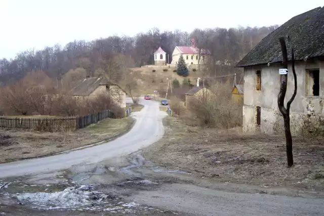 Zjazd do dolinki. Po obu stronach zrujnowane, kamienne zabudowania dawnego majątku. Ich stan jest zły, ale pozwoliłby jeszcze na odbudowę. Czy umknęło to oczom konserwatora.
fot. R. Grzeszczyk