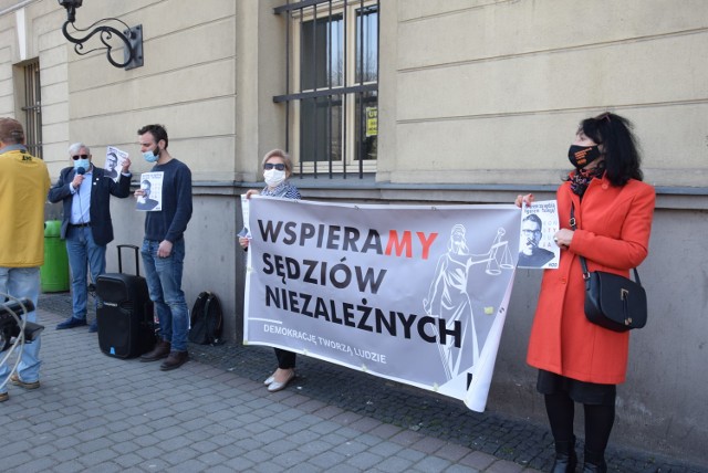 Manifest przed sądem w Kaliszu. Protest KOD-u w obronie sędziego Igora Tuleyi