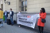 Manifest przed sądem w Kaliszu. Protest KOD-u w obronie sędziego Igora Tuleyi ZDJĘCIA