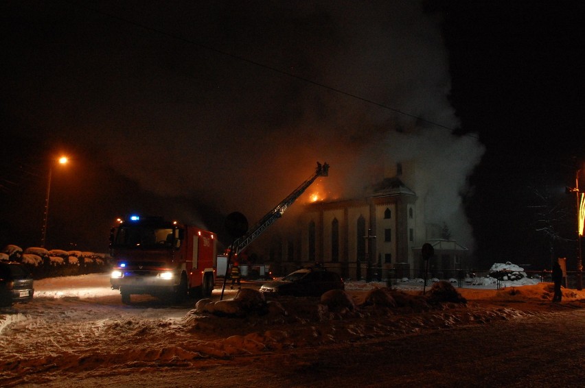 Pożar kościoła w Orzeszu-Jaśkowicach [ZDJĘCIA + WIDEO]. Dach Jana Chrzciciela spłonął