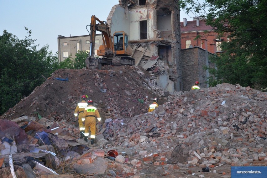 Zawaliła się ściana i strop budynku przy Tumskiej we Włocławku. Trwa akcja poszukiwawcza [zdjęcia]