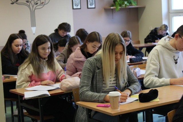 Zdjęcia z przebiegu egzaminu w Liceum Ogólnokształcącym imienia Bartosza Głowackiego w Opatowie.