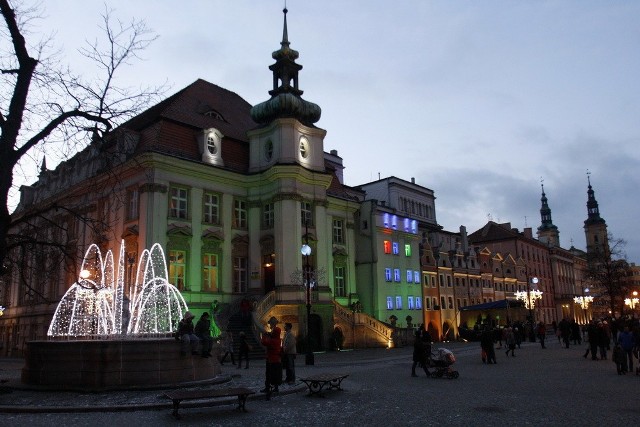 Oświetlony budynek starego ratusza