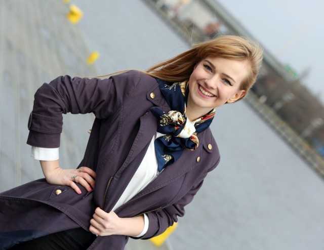 22-letnia Olga wybrała apaszkę w marynarski wzór, dopasowany, granatowy płaszcz i złote dodatki