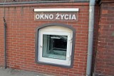 Selfie w oknie życia? We Wrocławiu pijani studenci robią sobie głupie żarty. Okno notorycznie okradane i dewastowane