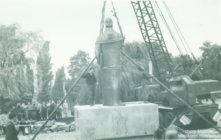 Pomnik Stanisława Staszica w Dąbrowie Górniczej. Został odsłonięty 60 lat temu - zobacz archiwalne zdjęcia