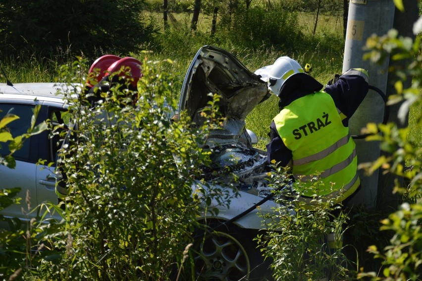 Wypadek w Gierczycach pod Bochnią. Samochód wjechał w słup, dwie osoby zostały ranne [ZDJĘCIA]