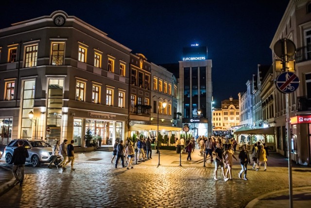 Bydgoszcz jest piękna nocą. Gdy jedni śpią, inni wychodzą na ulice, by uchwycić piękno oświetlonych blaskiem żarówek zakątków miasta. Nocna Bydgoszcz zapiera dech w piersiach. Zobaczcie zdjęcia.