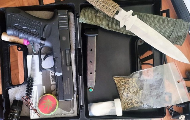 W mieszkaniu 26-latka na Wyżynach w Bydgoszczy policjanci znaleźli broń, amunicję i narkotyki