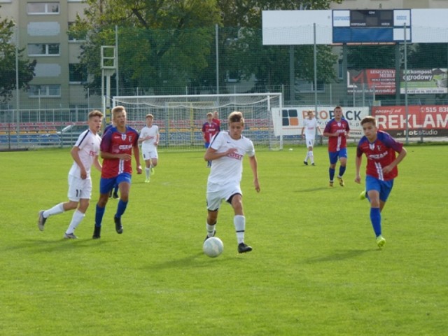 Sporting Radomsko (białe koszulki) gra z KKS Koluszki