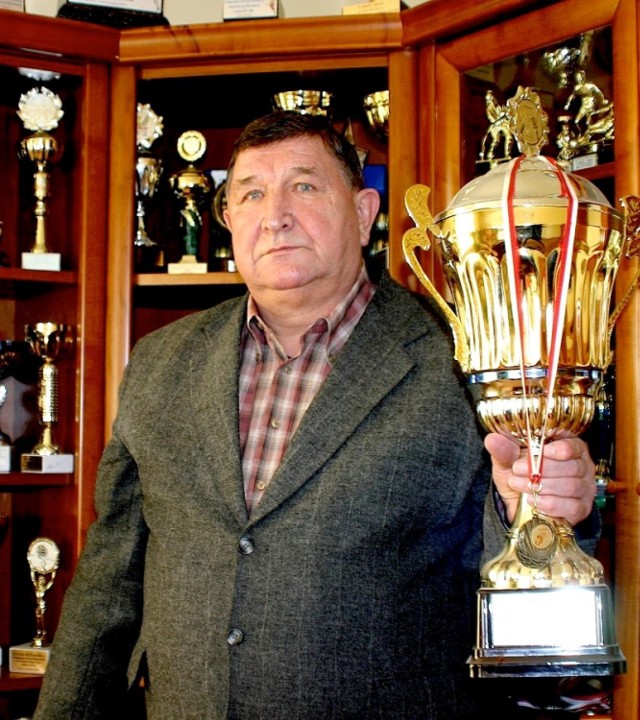 Włodzimierz Olszewski w swoim biurze ma wiele pucharów i nagród, które wywalczyli sportowcy