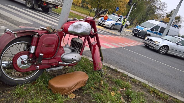 Do wypadku doszło dziś około godziny 9.30. Kierowca ciężarówki, jadący od ulicy Pileckiego w stronę Grunwaldzkiej, nie ustąpił pierwszeństwa i zderzył się z motocyklem. 74-letniego motocyklistę zbadali wezwani na miejsce ratownicy pogotowia. 

Mężczyzna nie chciał jednak jechać do szpitala. Policjanci odwieźli go więc do domu. Kierowcy byli trzeźwi. 

***
Sprawdź prognozę pogody - kujawsko-pomorskie


źródło: TVN Meteo Active /x-news
