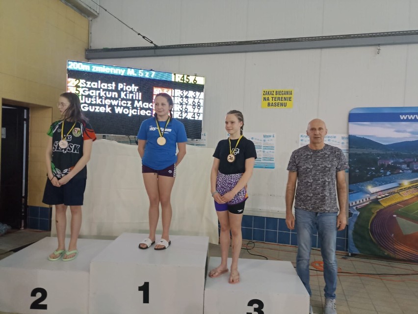 Rewelacyjny początek sezonu pływaków HS Team Kłodzko. Hanna Koźlak została najlepszą zawodniczką Mistrzostw Polski Młodzików 12-13 lat