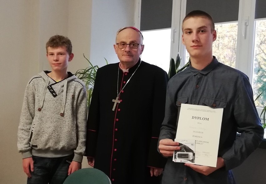 Malbork. Biskup elbląski z wizytą w Młodzieżowym Ośrodku Wychowawczym. Była to "szczególna lekcja wychowawcza i religii"