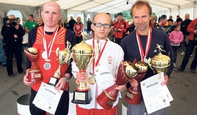Adam Jagieła (w środku) przebiegł 241,5 km, a kroku dotrzymywał mu Marek Gulbierz (z prawej)