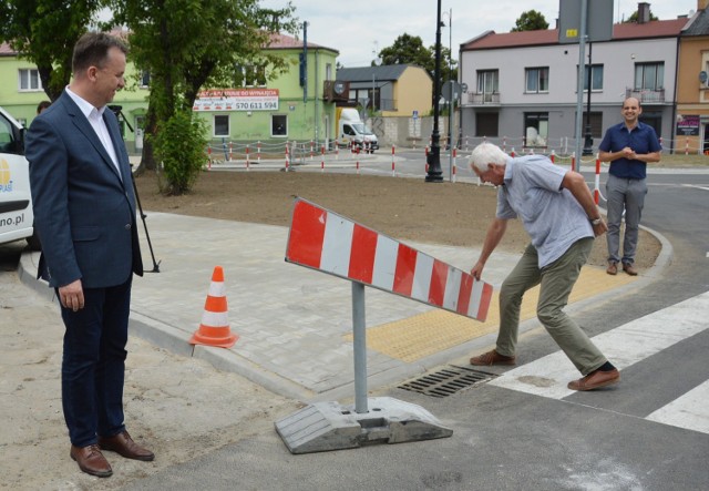 Otwarcie ronda na ryneczku przy ul. Wojska Polskiego w Piotrkowie