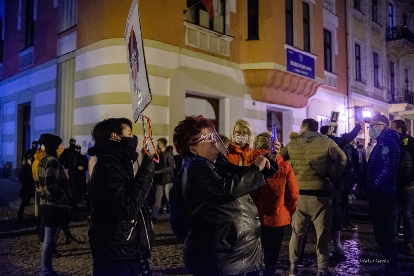 Strajk Kobiet w Tarnowie. Od skromnych pikiet do wielkich marszy ulicami miasta [TOP 25 ZDJĘĆ]