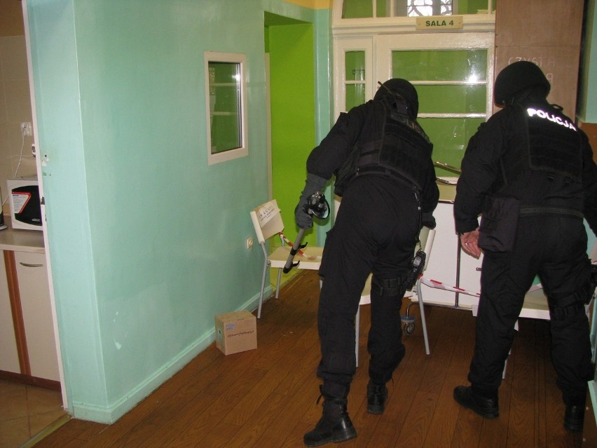 Ćwiczenia policji,straży i pirotechników w lęborskim szpitalu