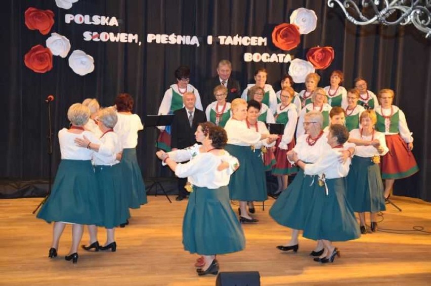 Pieśni patriotyczne i tańce ludowe podczas koncertu w Goszczu
