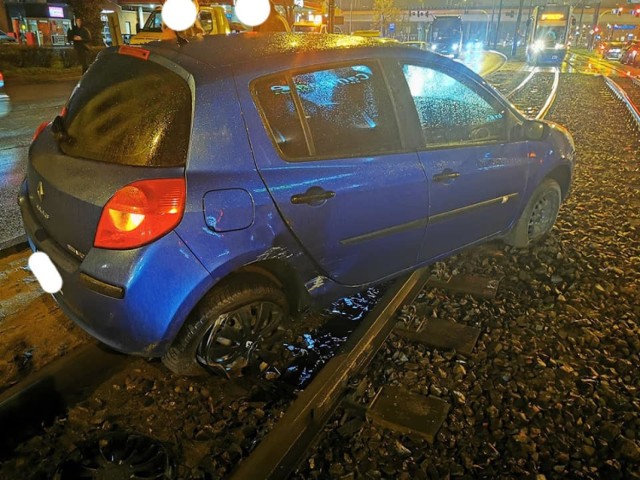 Krótko po godzinie 18.00 w piątek 6 marca na ul. Jagiellońskiej w Bydgoszczy, w okolicy dworca PKS, doszło do kolizji dwóch samochodów osobowych: VW i renault. Jedna z osobówek wypadła na torowisko, gdzie utknęła. Przez około 15 minut tramwaje przestały kursować. Utrudnienia szybko zostały usunięte.

Zobacz zdjęcia z miejsca zdarzenia >>>