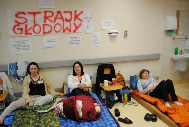 Strajk w Koninie: Pielęgniarki głodują, paraliż na szpitalnych oddziałach
