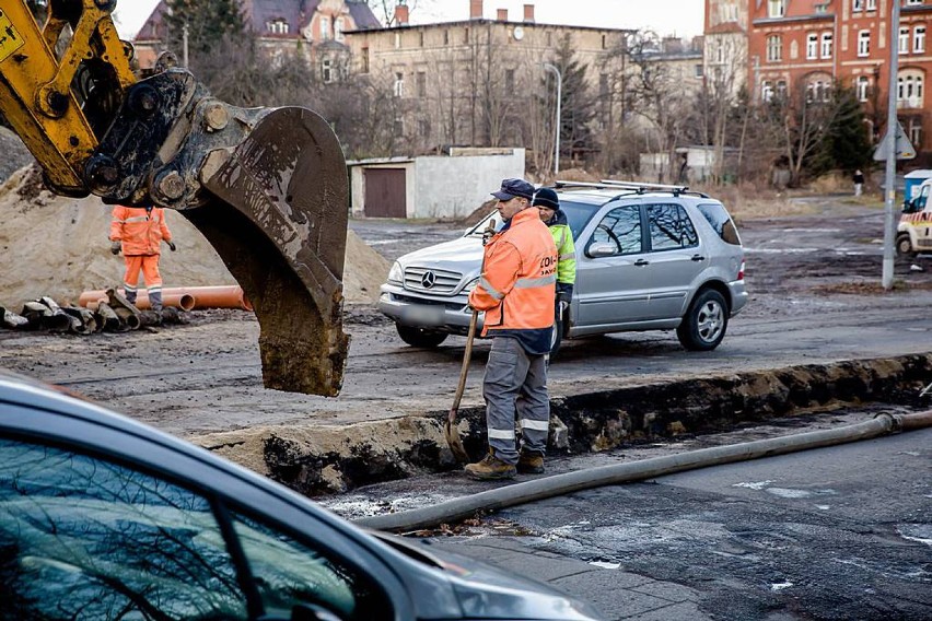Wałbrzych: Powstaje nowa kanalizacja pod remontowaną ulicą 1 Maja na Sobięcinie (ZDJĘCIA)