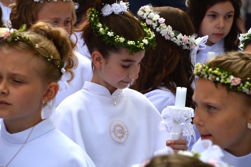 Pierwsza Komunia Święta (2022) w Rawiczu. Dzieci ze Szkoły Podstawowej nr 3 przystąpiły do sakramentu [ZDJĘCIA - 08.05.2022]