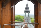 Jako pierwsi weszliśmy na odrestaurowaną wieżę klasztoru na Karczówce w Kielcach. Jest pełna skarbów, a widoki zachwycające (WIDEO,ZDJĘCIA) 