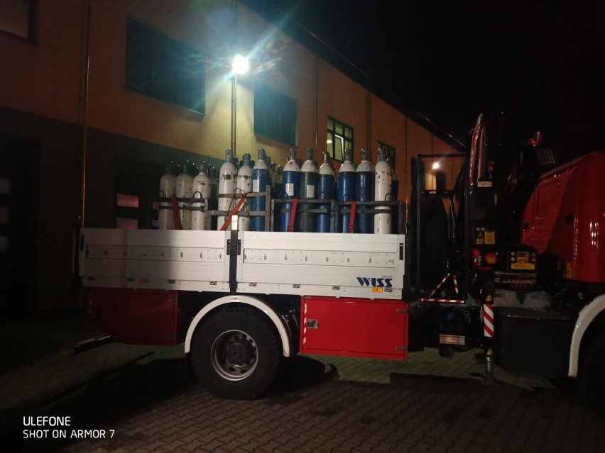 Tomaszowscy strażacy pomagają w walce z COVID-19. W ostatnich dniach pomagali rozwozić butle z tlenem do szpitali