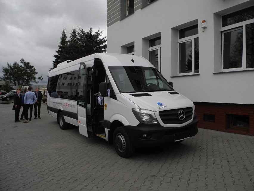 Uczniowie z Parchowa będą jeździć mercedesem [zdjęcia, wideo]