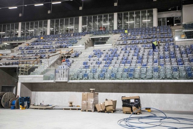 Prace trwają między innymi wewnątrz hali sportowej przy ulicy Struga. Wkrótce ekipy mają rozpocząć roboty także na stadionie.