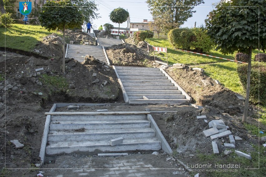Nowy Sącz. Kompleksowy remont schodów przy ul. Bulwar Narwiku. Znika kolejne miejsce wstydu w mieście [ZDJĘCIA]