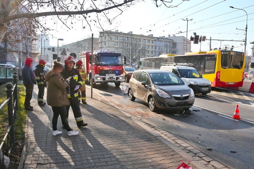 Cztery samochody zderzyły się w okolicach pl. Orląt Lwowskich. Zobacz karambol na zdjęciach