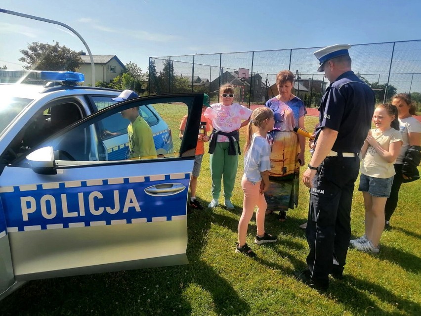 Dzień dziecka z piotrkowską policją. Tak się bawiły dzieci z podstawówki w Uszczynie ZDJĘCIA