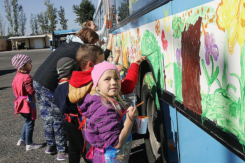 Dzieci malują autobus w Legnicy
