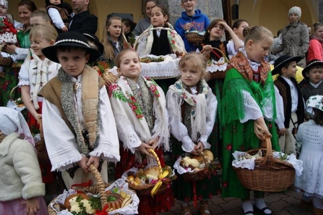 Wielkanoc to przede wszystkim tradycje związane z obrzędami religijnymi. Na Podhalu obchodzone są one szczególnie uroczyści. Już w Wielką Sobotę we wszystkich kościołach górale będą święcić koszyczki z jedzeniem. Tradycyjne kosołki będą przygotowane w wyjątkowy sposób. W wielu parafiach w Zakopanem i w okolicach organizowane będą konkursy na tradycyjną góralską kosołkę. Najbardziej znany odbędzie się w Białym Dunajcu - godz. 12 przed kościołem parafialnym.