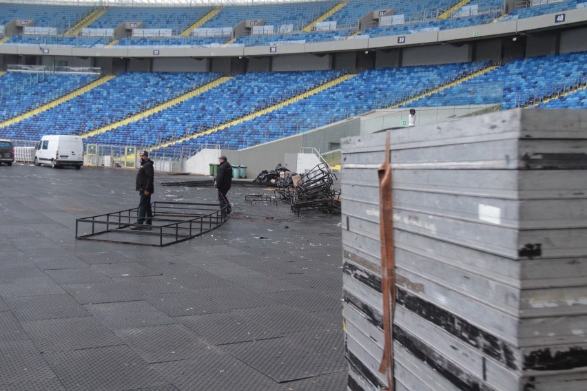 Trwa rozbiórka wielkiej sceny na Stadionie Śląskim ZDJĘCIA