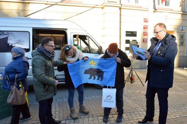 Prezentacja campera Amandy i Samueala na przemyskim Rynku. Wśród odwiedzających gości byli m.in. prezydent Przemyśla Wojciech Bakun i radny miejski Regii Civitas Robert Bal.

Zobacz też: Mistrzowie parkowania na ulicach i chodnikach Przemyśla
