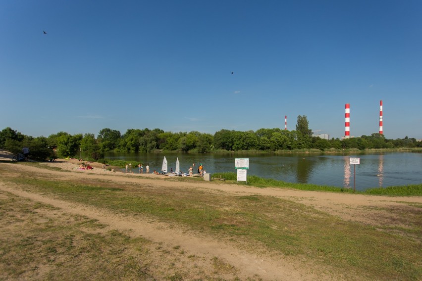 Jeziorko Czerniakowskie, Warszawa. Zakaz kąpieli w Jeziorku Czerniakowskim. Nad kąpieliskiem powiewa czerwona flaga