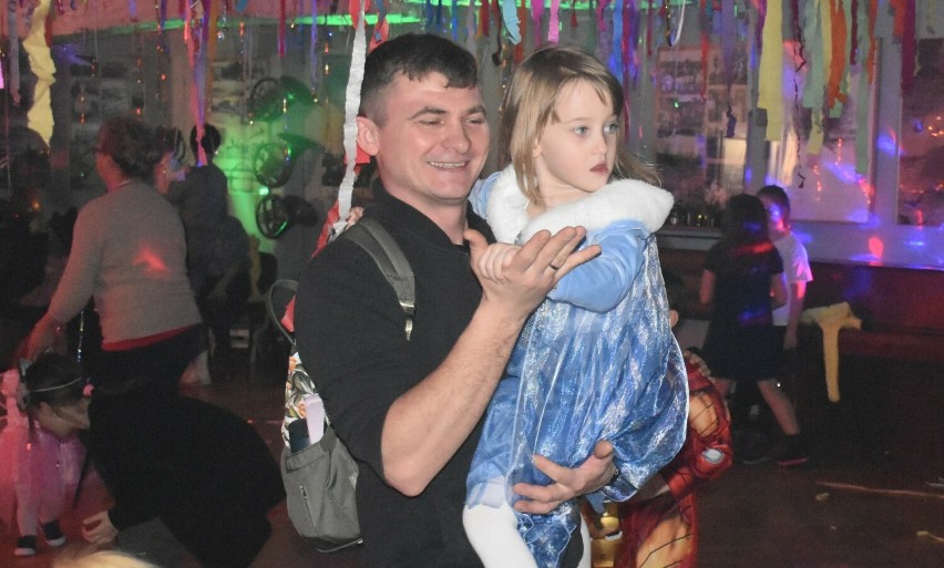 Podczas balu w Chełmku rodzice bawili się razem z dziećmi.